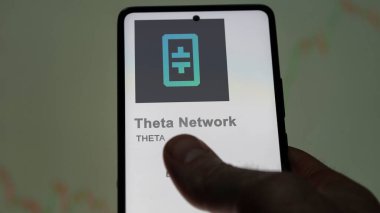 20 Nisan 2024, Şangay, Çin. Değiş tokuş ekranındaki teta Ağı logosuna yaklaş. (TheTA) Teta Ağ fiyat hisseleri, bir aygıt üzerinde theTA $.