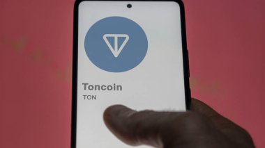 20 Nisan 2024, Şangay, Çin. Değiş tokuş ekranında Toncoin 'in logosuna yaklaş. Toncoin fiyat hisseleri, tonluk bir cihaz..