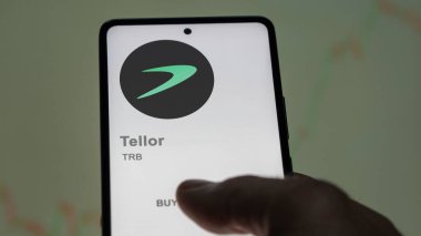 20 Nisan 2024, Şangay, Çin. Değiş tokuş ekranındaki Tellor logosuna yaklaş. Tellor fiyat hisseleri, bir aygıt için TRB $.