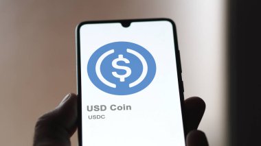 20 Nisan 2024, Şangay, Çin. Takas ekranında USDC USD Coin 'in logosuna yaklaş. (USDC) USD madeni para fiyatları hisse senetleri, bir cihaza $USDC.