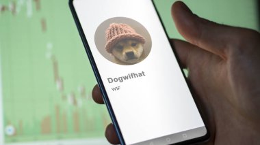20 Nisan 2024, Şangay, Çin. Değiş tokuş ekranındaki (WIF) köpek şapkasının logosuna yaklaş. (WIF) İdef fiyatları hisse senetleri, bir cihaz üzerinde $WIF.