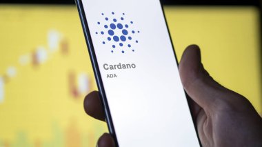 Bir takas ekranındaki (ADA) cardano logosunu kapat. Cardano hisse senetleri, bir cihaza $ADA.