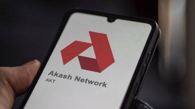 Değiş tokuş ekranındaki Akash Ağı logosunu kapat. (AKT) Akash Ağ fiyat hisseleri, bir aygıt AKT $.