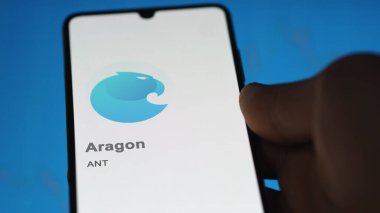 Bir değiş tokuş ekranında Aragon 'un logosuna yaklaş. Aragon hisse senetleri, bir cihaza karınca dolar..