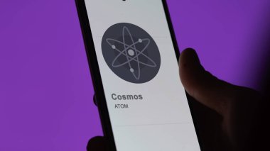 Takas ekranındaki (ATOM) kozmosun logosuna yaklaş. (ATOM) Kozmos fiyat hisseleri, bir cihaz üzerinde $Atom.
