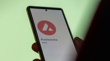 Değiş tokuş ekranındaki çığ logosuna (AVAX) yaklaş. Çığ fiyatı hisseleri, bir cihaza AVAX $.