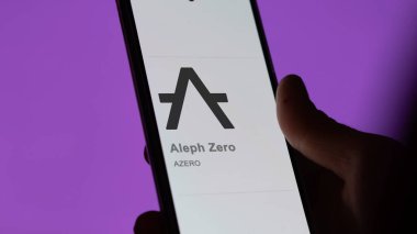 Bir değiş tokuş ekranında Aleph Zero 'nun logosuna yaklaş. Aleph Sıfır Fiyat Hisseleri, bir cihaza AZERO $.