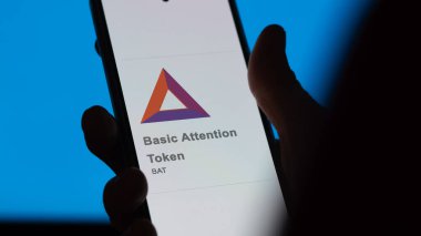 Bir değiş tokuş ekranındaki Temel Dikkat Token logosuna yaklaş. Temel Dikkat Jeton fiyatları hisse senetleri, bir cihaza BAT $.