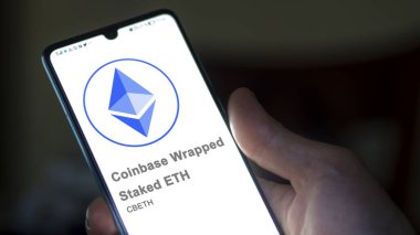 Bir değiş tokuş ekranında (CBETH) Sikke Paketlenmiş Kazıklı Eth logosuna yaklaş. (CBETH) Bozuk Para Paketlenmiş ETH Fiyat hisseleri, bir cihaz üzerinde CBETH $.