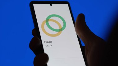 Bir değiş tokuş ekranında Celo 'nun logosuna yaklaş. Celo hisse senetleri, cihaz için CELO $.
