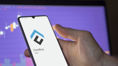 Değiş tokuş ekranındaki (CFX) Conflux logosuna yaklaş. (CFX) Bir aygıt üzerinde Conflux fiyat hisseleri, $CFX.