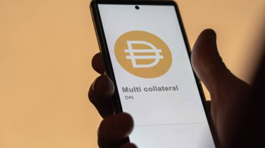 Değiş tokuş ekranındaki çoklu teminat (DAI) logosunu kapat. (DAI) Çoklu teminat fiyat hisseleri, bir aygıt üzerinde DAI $.