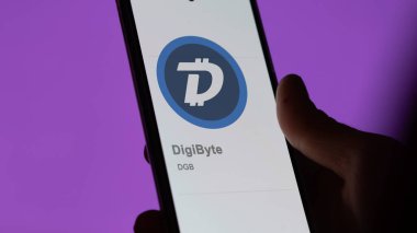 Bir değiş tokuş ekranındaki DigiByte logosuna yaklaş. (DGB) DigiByte hisse senetleri, bir cihaza DGB $.