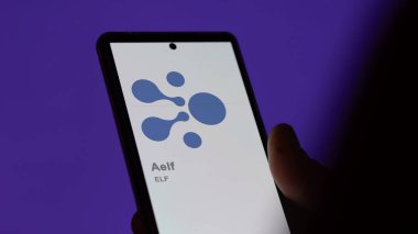 Bir değiş tokuş ekranındaki (ELF) aelf logosuna yaklaş. (ELF) Bir cihaz için ELF $hisse senedi.