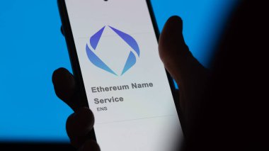 Bir değiş tokuş ekranında Ethereum İsim Servisi 'nin logosuna yaklaş. Ethereum İsim Fiyat Hisseleri, Bir aygıt üzerinde ENS $.