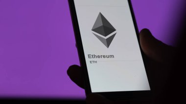 Değişim ekranındaki Ethereum logosuna (ETH) yaklaş. (ETH) Ethereum fiyat hisseleri, bir aygıt üzerinde $ETH.