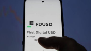 Bir değiş tokuş ekranındaki ilk Dijital USD 'nin logosunu kapat. (FDUSD) İlk Dijital USD hisse senetleri, bir aygıt üzerinde FDUSD $.