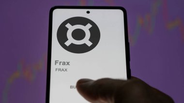 Değiş tokuş ekranındaki Frax (FRAX) logosuna yaklaş. Frax fiyat hisseleri, cihaz için FRAX $.