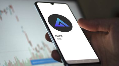Değiş tokuş ekranındaki GMX logosuna yaklaş. (GMX) GMX fiyat hisseleri, bir aygıt üzerinde $GMX.