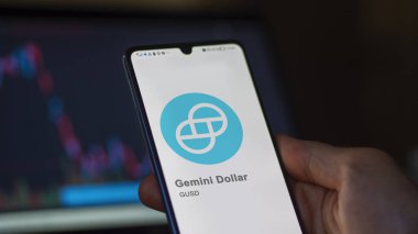 Gemini Doları 'nın logosuna yakın çekim bir takas ekranında. Gemini Dolarlık hisse senetleri, bir cihaza GUSD dolar..