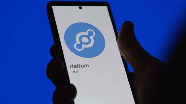 Takas ekranındaki helyum logosuna (HNT) yaklaş. Helyum fiyatı hisseleri, bir cihaza HNT $.
