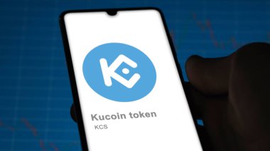Bir takas ekranındaki (KCS) kucoin simgesi logosuna yaklaş. (KCS) kucoin fiyat hisseleri, bir aygıt üzerinde $KCS.