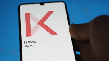Değiş tokuş ekranında Kava 'nın logosuna yaklaş. Kava hisse senetleri, bir cihazda KAVA $.