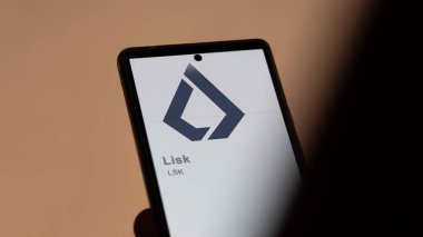 Lisk 'in logosunu bir değiş tokuş ekranında kapat. Lisk fiyat hisseleri, bir aygıt için LSK $.