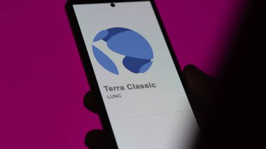 Bir takas ekranında (LUNC) Terra Classic logosunu kapatın. (LUNC) Terra klasik fiyat hisseleri, bir cihaz üzerinde LUNC $.