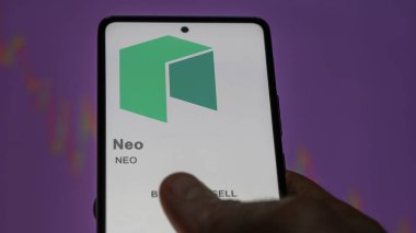 Bir değiş tokuş ekranında (NEO) Neo logosuna yaklaş. (NEO) Neo fiyat hisseleri, bir cihaza $NEO.