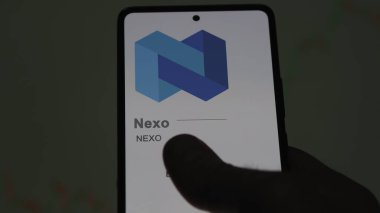 Değiş tokuş ekranında Nexo 'nun logosuna yaklaş. Nexo hisse senetleri, bir cihazda NEXO $.