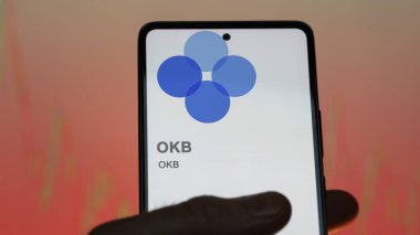Bir takas ekranında OKB (OKB) logosunu kapat. OKB hisse senetleri, bir aygıt için $OKB.