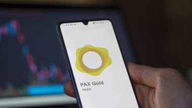 Bir değiş tokuş ekranında Pax Gold logosuna yaklaş. Pax Gold hisse senetleri, bir cihaza PAXG $.