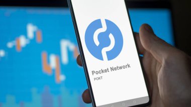 Bir değiş tokuş ekranında Pocket Network logosunu kapat. Cep Ağı Fiyat Hisseleri, Bir aygıtın üzerinde $POKT.