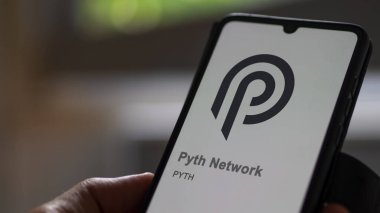 Bir takas ekranındaki Pyth Network (PYTH) logosuna yaklaş. Pyth Ağ Fiyat Hisseleri, Bir aygıt üzerinde $PYTH.