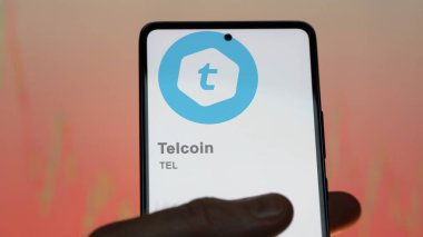 Bir değiş tokuş ekranındaki Telcoin logosuna yaklaş. Telcoin fiyat hisseleri, bir cihaza TEL $.