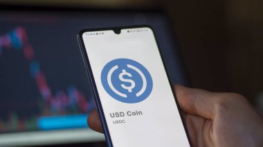 Takas ekranında USDC USD Coin 'in logosuna yaklaş. (USDC) USD madeni para fiyatları hisse senetleri, bir cihaza $USDC.