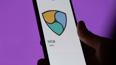 Bir takas ekranında (XEM) NEM logosuna yaklaş. (XEM) NEM fiyat hisseleri, bir cihaza XEM $.