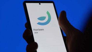 Değiş tokuş ekranındaki (ZEN) Horizen logosuna yaklaş. Yatay fiyat hisseleri, cihaza ZEN $..