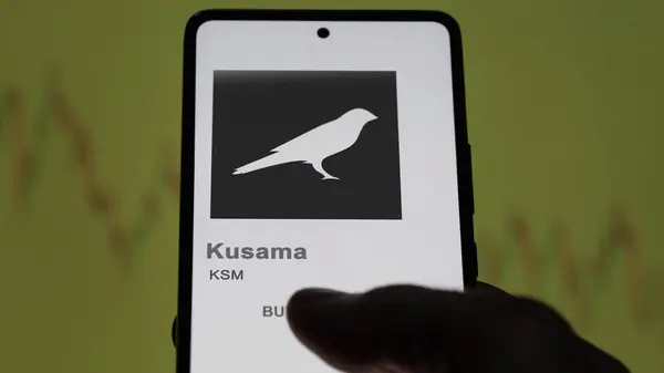 在交易所的屏幕上关闭 Ksm Kusama的标识 Ksm Kusama价格股票 Ksm价格在一个装置上 — 图库照片