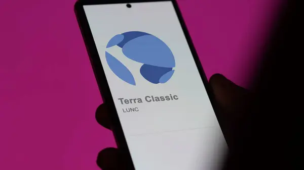Закрыть Логотип Lunc Terra Classic Экране Обмена Акции Terra Classic — стоковое фото