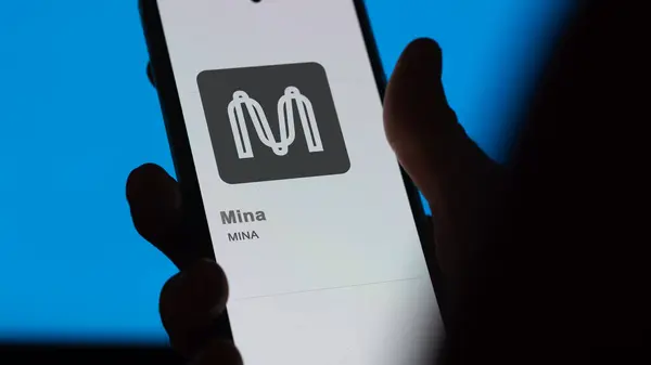 在交易所的屏幕上关闭 Mina Mina的标识 Mina Mina价格股票 一个装置上的Mina美元 — 图库照片