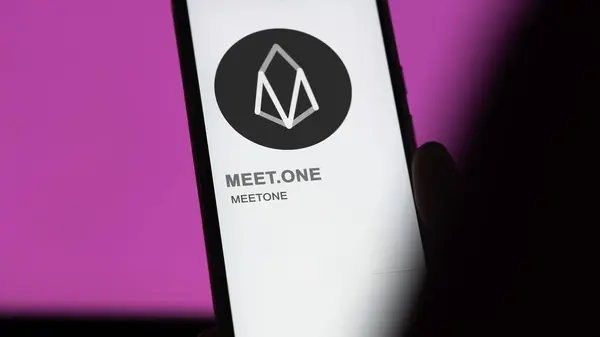 Закройте Логотип Meetone Meet One Экране Биржи Meetone Meet One — стоковое фото