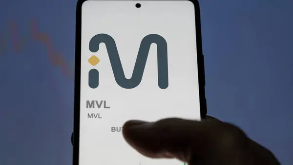 在交易所的屏幕上的 Mvl Mvl标识上关闭 Mvl Mvl价格股票 设备上的Mvl美元 — 图库照片