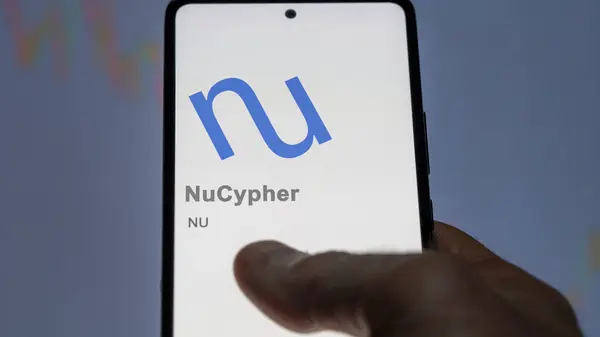 在交换屏幕上的 Nucypher的标识上进行紧密监视 Nucypher Price Stocks Device — 图库照片