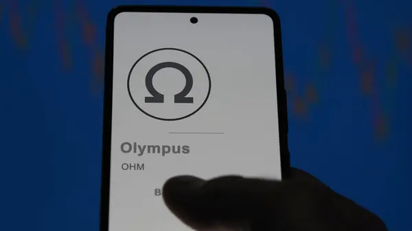 在交换屏幕上的 Ohm Olympus标识上进行紧密监视 Ohm Olympus Price Stocks Ohm Device — 图库照片