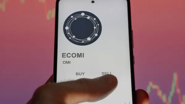 在交易所的屏幕上关闭 Omi Ecomi的标识 Omi Ecomi价格股票 设备上的Omi美元 — 图库照片