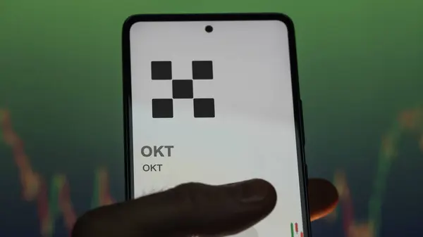 在交易所的屏幕上关闭 Okt Okt的标识 Okt Okt价格股票 设备上的Okt美元 — 图库照片