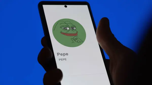 Закрыть Логотипе Pepe Pepe Экране Биржи Акции Pepe Pepe Устройстве — стоковое фото