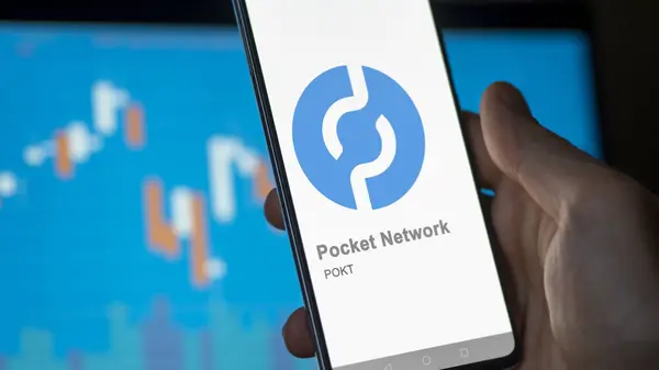 在交换机屏幕上的 Pokt Pocket Network的标志上关闭 Pokt Pocket Network Price Stocks Pokt — 图库照片